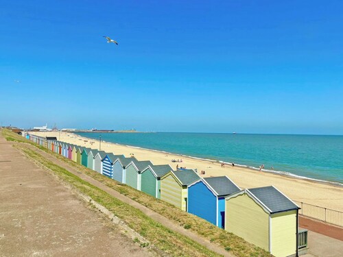 Easy stroll to the sandy beach with harbour views to watch the ships arrive.