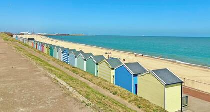Easy stroll to the sandy beach with harbour views to watch the ships arrive.