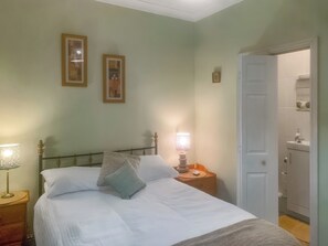 5 bedrooms, free WiFi, bed sheets