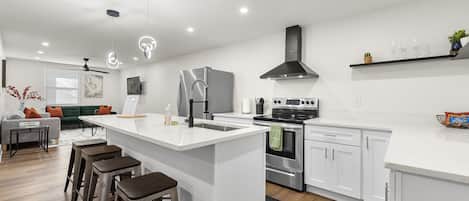 Geladeira, micro-ondas, fogão, cooktop