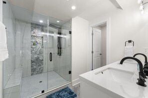 Douche, sèche-cheveux, serviettes fournies, savon