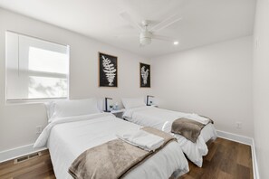 8 chambres, fer et planche à repasser, Wi-Fi, draps fournis