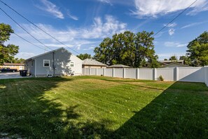 Property grounds - Quaint new renovation perfect for your large group (Billings)