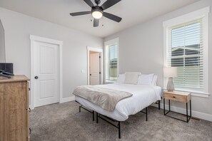 3 bedrooms, desk, iron/ironing board, WiFi - Charming 3-bedroom in vibrant new neighborhood (Yellowstone County)