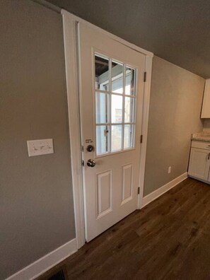 Interior - Roomy single bedroom with a huge back yard (Billings)