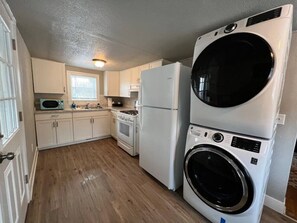 Refrigerador, microondas, horno y parrilla de estufa 