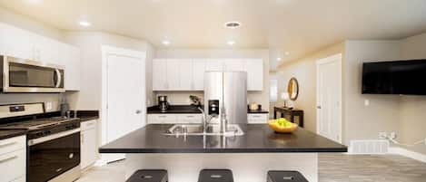 Refrigerador, microondas, horno y parrilla de estufa