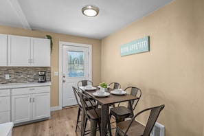 Dining - Snug, neighborly home perfect for your small group (Billings)