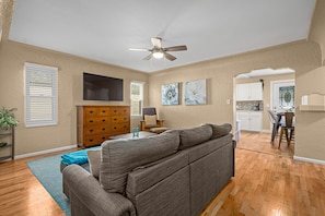 TV - Snug, neighborly home perfect for your small group (Billings)