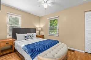 3 Schlafzimmer, Schreibtisch, Bügeleisen/Bügelbrett, WLAN