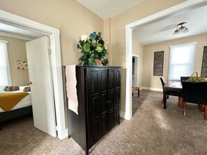 1 habitación, escritorio, tabla de planchar con plancha y wifi