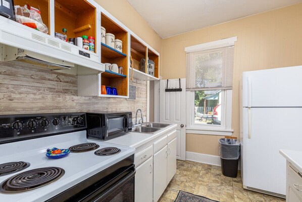 Refrigerador, microondas, horno y parrilla de estufa 