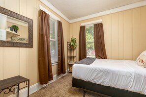 1 habitación, escritorio, tabla de planchar con plancha y wifi 