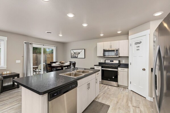 Kühlschrank, Mikrowelle, Ofen, Herdplatte