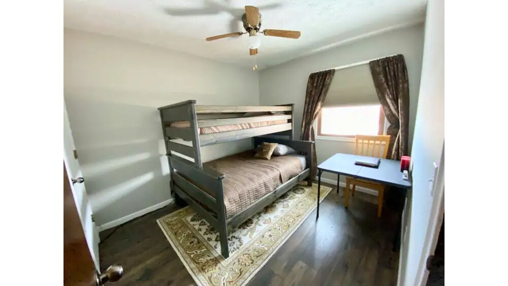 The Meadows Near Airforce Base, Forest, Fun and Zoo Bellevue Vrbo