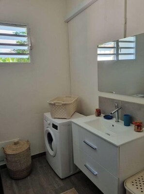 Bathroom - Property in peaceful, central countryside (Ducos)