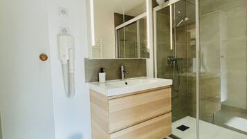 Shower, hair dryer, towels
