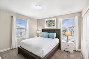 8 makuuhuonetta, työpöytä, silitysrauta/-lauta, vauvan matkasänky