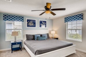 8 slaapkamers, een bureau, een strijkplank/strijkijzer, reisbedje