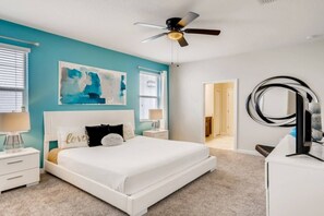 8 Schlafzimmer, Schreibtisch, Bügeleisen/Bügelbrett, Reisekinderbett