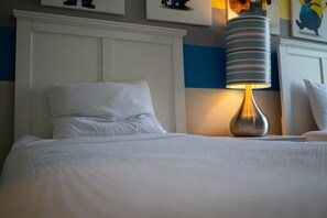 8 chambres, bureau, fer et planche à repasser, lit de bébé portatif