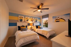 8 habitaciones, escritorio y tabla de planchar con plancha