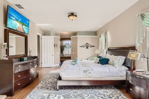 5 bedrooms, desk, iron/ironing board, travel cot