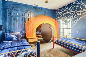 Room - The Marvel Mansion 5BR Pool Home Near Disney World (Four Corners)