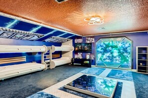 5 bedrooms, desk, iron/ironing board, travel cot - The Marvel Mansion 5BR Pool Home Near Disney World (Four Corners)