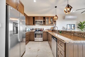 Een koelkast, een magnetron, een oven, een kookplaat