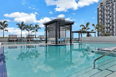 Luxury Condo - 2B/2B with Amazing Skyline View