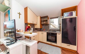 Refrigerador, horno, placa de cocina
