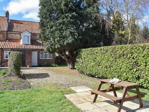 Outdoor dining - Farm Cottage (annex) (Sloley)