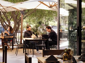 Outdoor dining - Hotel Mutuo Vive (Guadalajara)