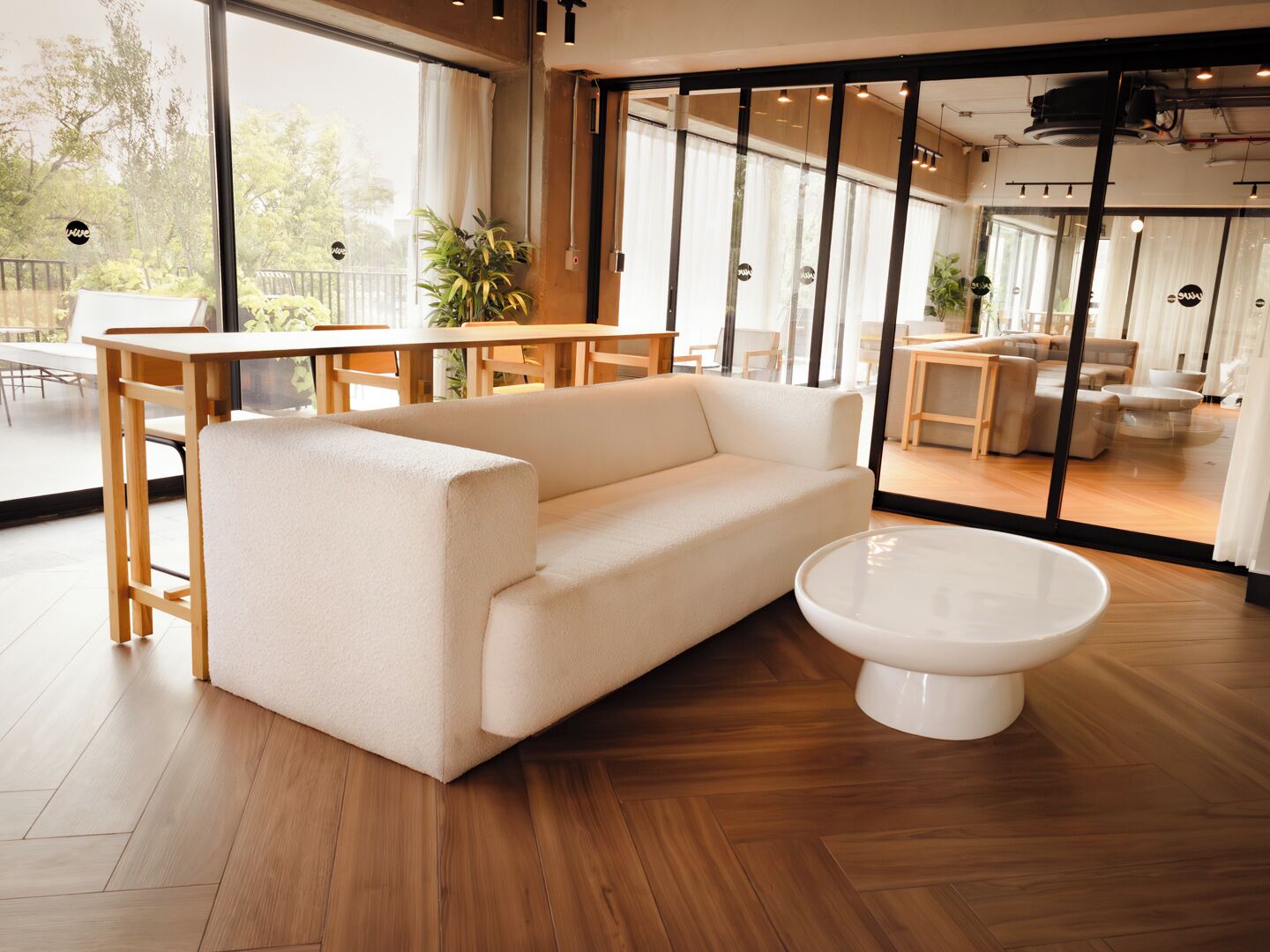 Un interior moderno con un sofá, una mesa de centro y una zona de comedor.