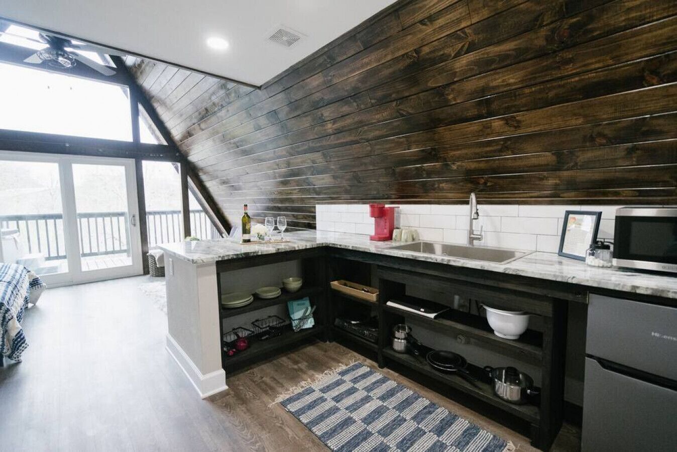 冷蔵庫、電子レンジ、コンロ、コーヒー / ティーメーカー