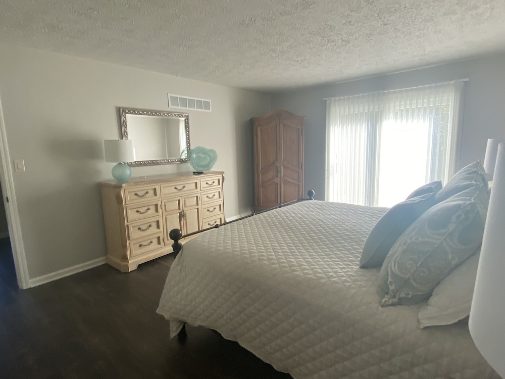 Beautiful downtown townhouse condo in very safe area. 2 min walk from