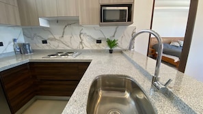 Apartamento Confort | Cocina privada | Frigorífico grande, microondas y utensilios de cocina