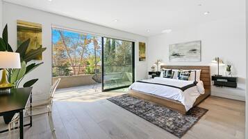 5 bedrooms, desk, iron/ironing board, travel crib