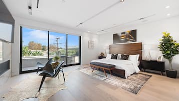 5 bedrooms, desk, iron/ironing board, travel crib