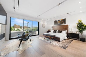 5 bedrooms, desk, iron/ironing board, travel cot