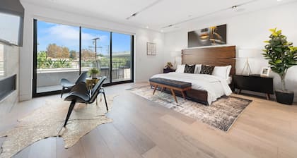 West Hollywood 5 BR Villa; Pool, Hot Tub, Rooftop Patio, Free Parking, Central