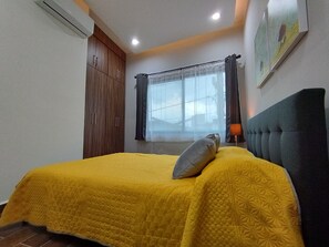 Habitació doble o amb dos llits individuals bàsica | Planxa i posts de planxar i wifi gratuïta 