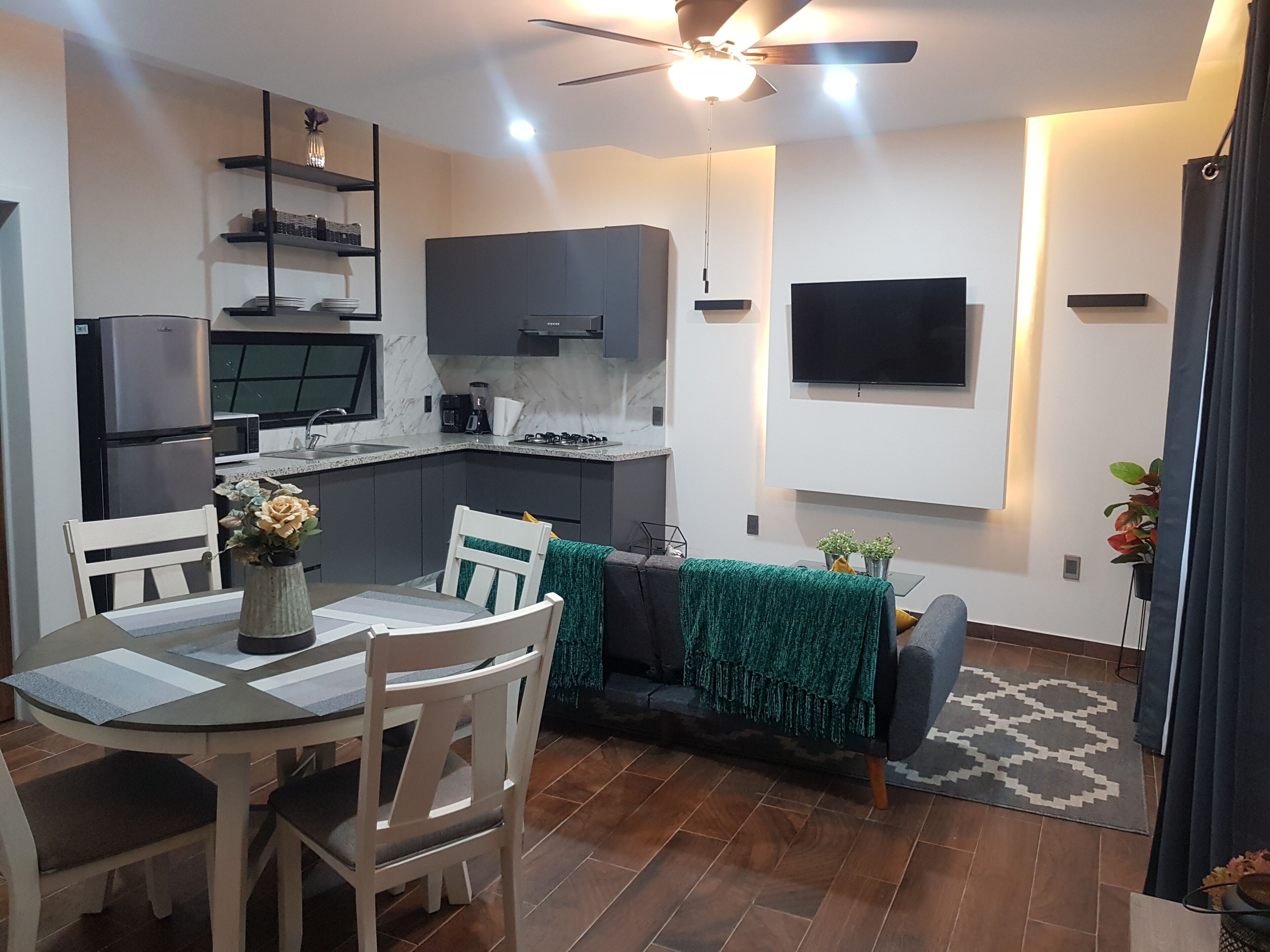 Habitación básica con 1 cama matrimonial o 2 individuales | Área de sala de estar