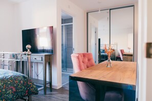 Dining - A perfectly located House just 16 minutes’ walk to Bristol Parkway Train Station (Bristol)