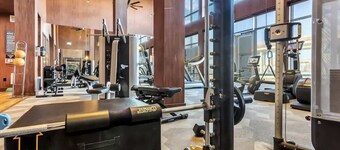 Luxurious 2BR King Suite: Pool, Parking, Gym