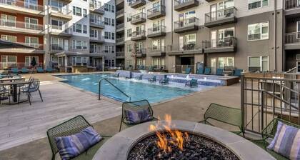 Luxurious 2BR King Suite: Pool, Parking, Gym