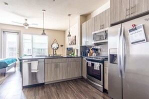 Fridge, microwave, oven, stovetop - Boulevard Stays Dashing King Studio Suite Pool, Parking Gym M (Richardson)