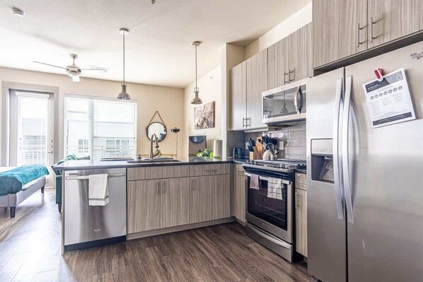 Fridge, microwave, oven, stovetop - Boulevard Stays Dashing King Studio Suite Pool, Parking Gym M (Richardson)