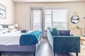 1 bedroom, iron/ironing board, WiFi, bed sheets - Boulevard Stays Dashing King Studio Suite Pool, Parking Gym M (Richardson)